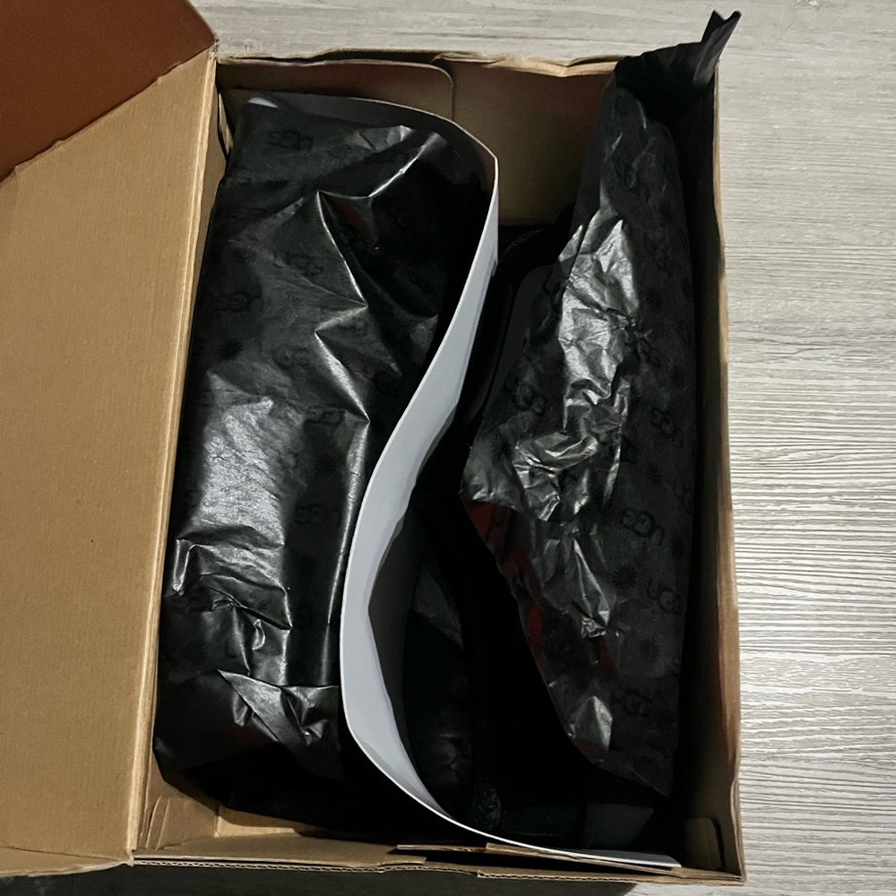 🚨BNIB🚨UGG Tasman Scatter Graphic, Size 11, Black